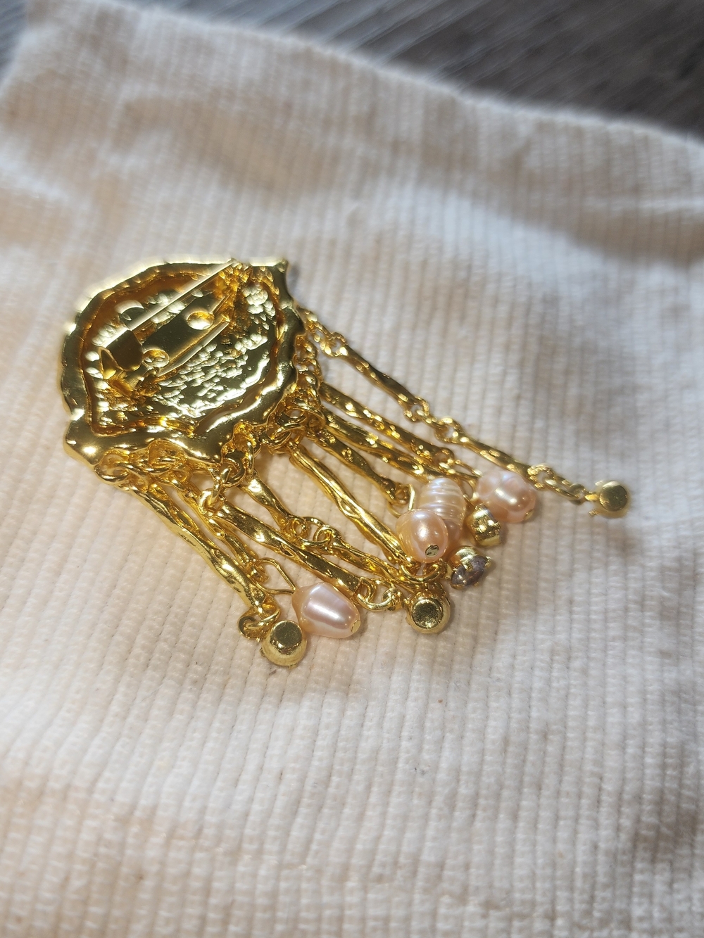 Gold Eye Brooch with Green Glass Iris and Pearl Drops - Picture 3 of 11